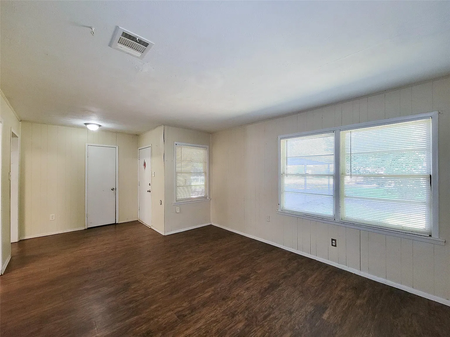 3 bed, 2.0 bath, 1596 sqft, $1,195 — Photo 3