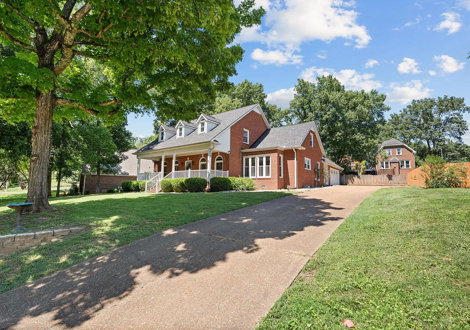 Gorgeous 4BR/3.5 BA brick home in The Oaks of Smyrna! Lawncare included! — Photo 2