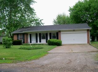 705 Meadows St, Altamont, IL 62411