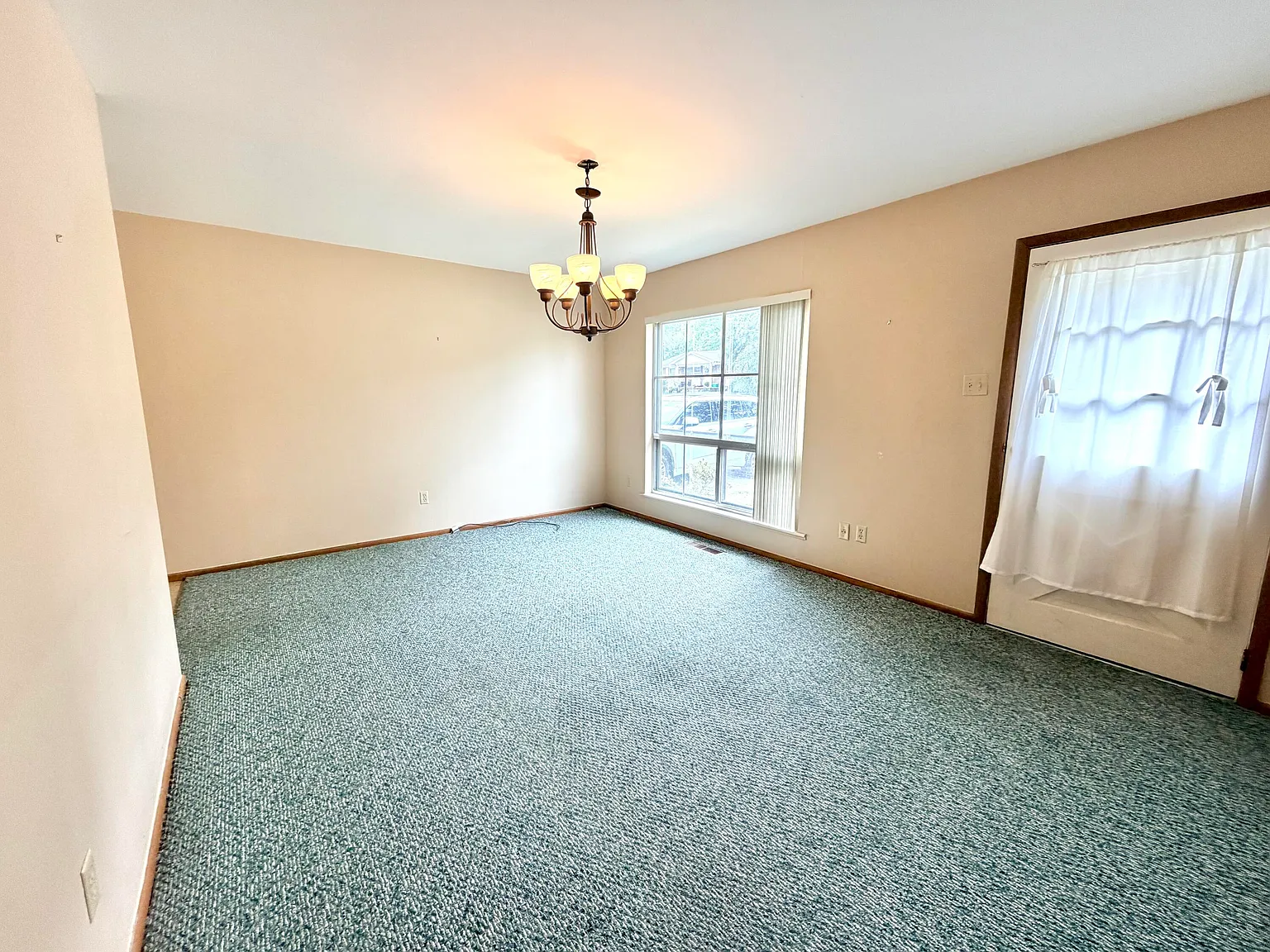 3 bed, 1.0 bath, 1040 sqft, $1,100 — Photo 2