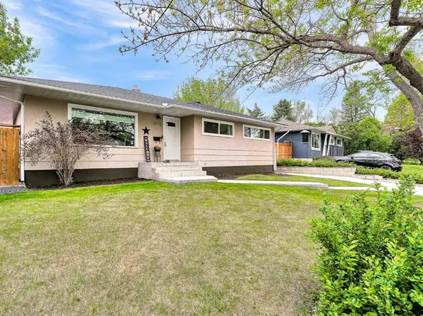 5935 E Thornton Rd NW, Calgary, AB T2K 3C3