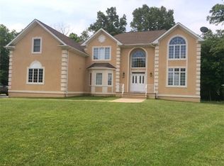 27 Yellowstone Dr, Old Bridge, NJ 08857