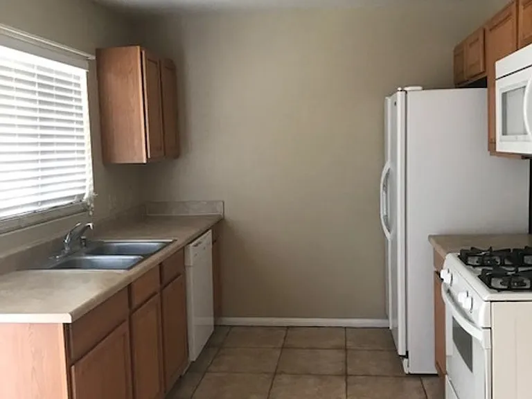 4800 Woodlake Ave — Photo 4