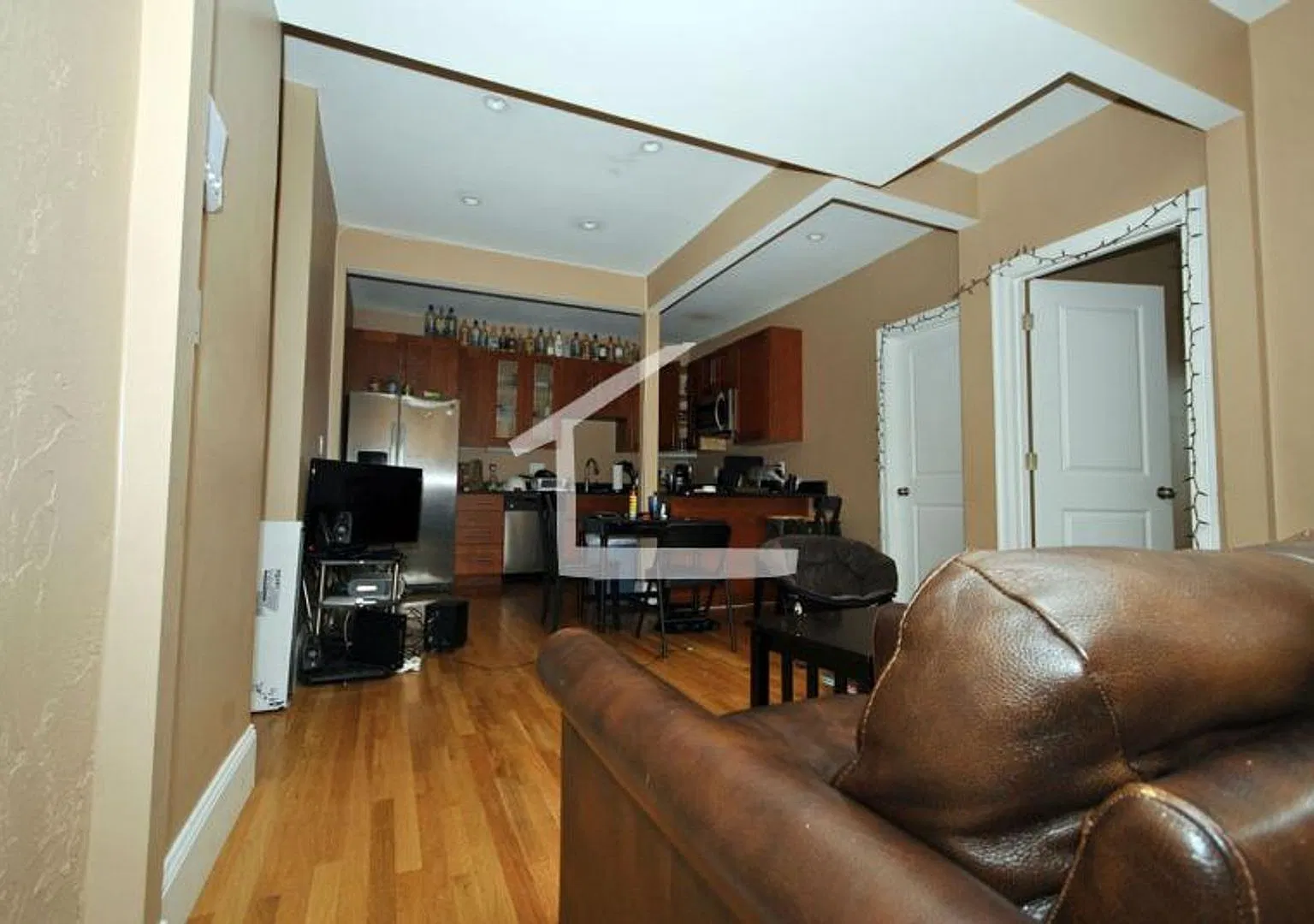 Charming 5 Bedroom — Photo 1