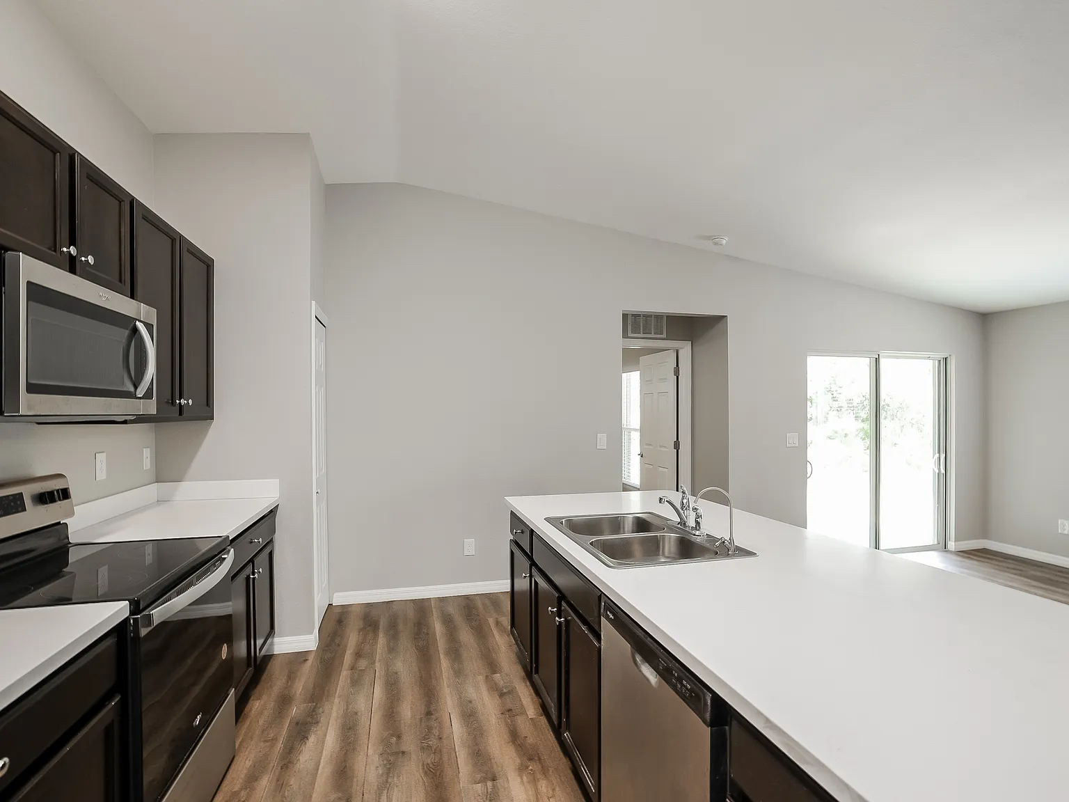 4 bed, 2.0 bath, 1833 sqft, $1,750 — Photo 2