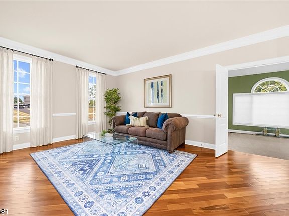 5th image of 10 Claridge Ln