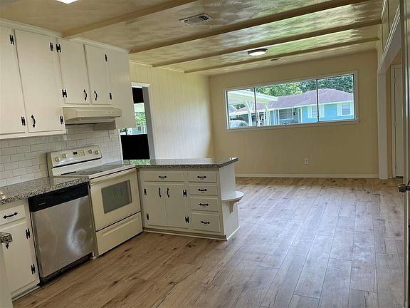 5th image of 370 Clemmons St