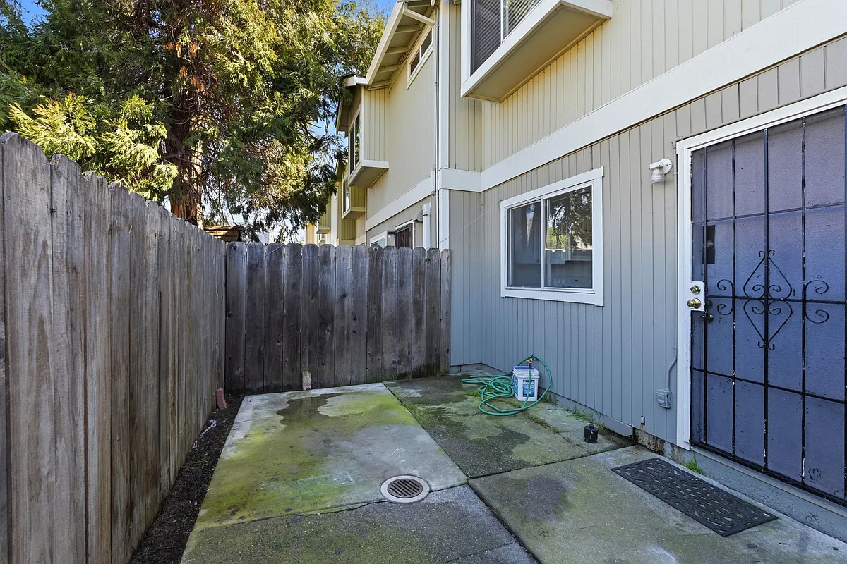 Building Photo - 21564 Meekland Ave #2
