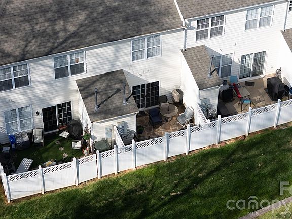 3rd image of 889 Lacebark Dr