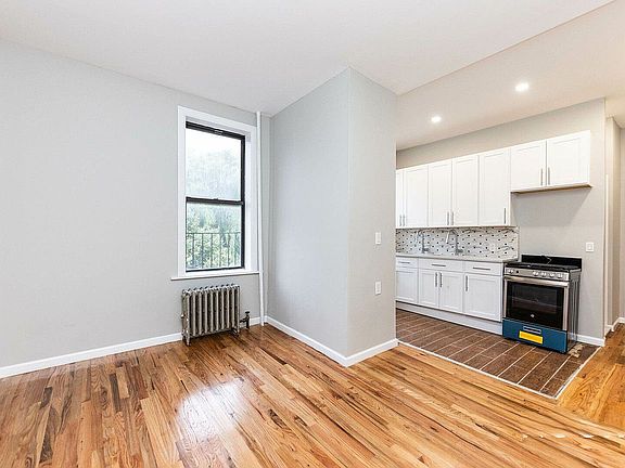 3rd image of 511 Willoughby Ave APT 2