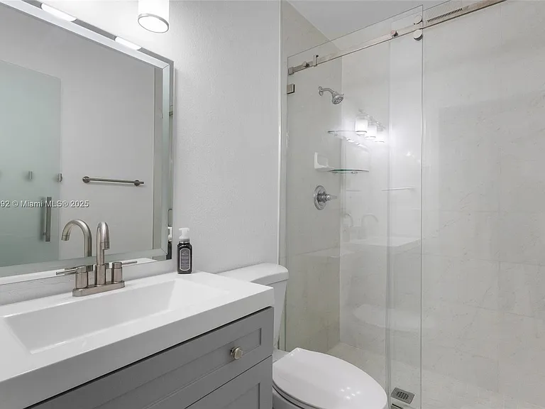 2515 W 65th St — Photo 14