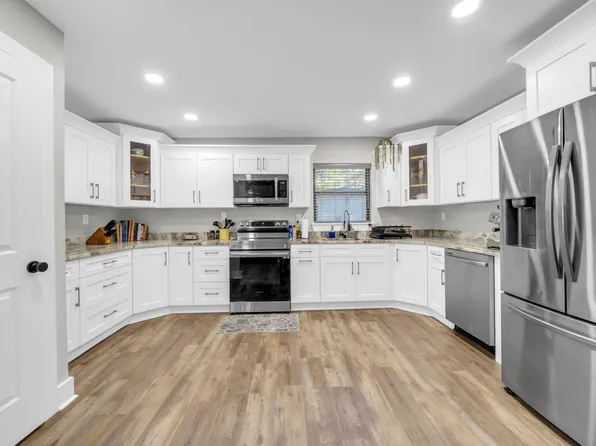415 Avon Ln, Mary Esther, FL 32569