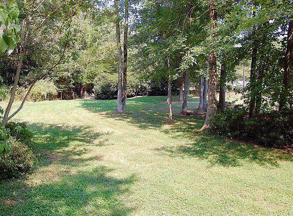 Level, wooded acre lot!