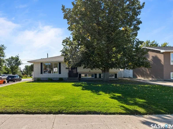 1403 Hochelaga Street W, Moose Jaw, SK S6H 6G6