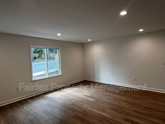 3rd image of 1309 Hudson Ave Building D-d4