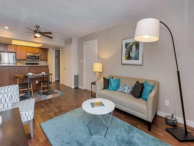 Olive East — Photo 4
