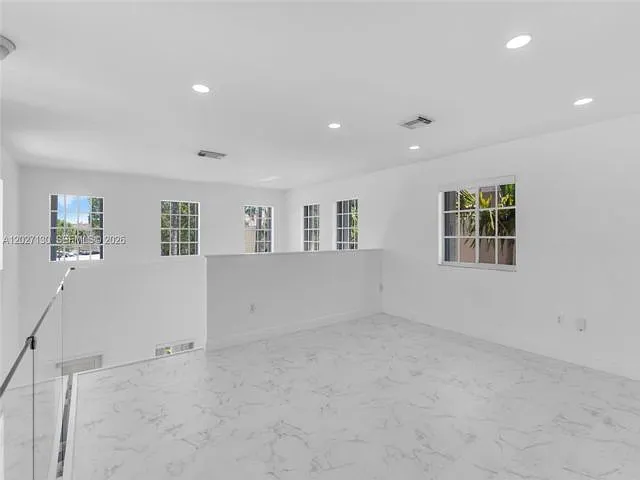 3 bed, 2.0 bath, 2641 sqft, $4,500 — Photo 3