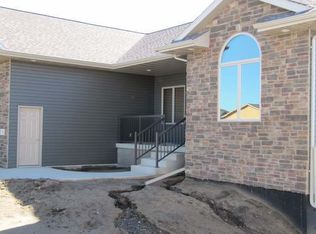 718 Farmstead Ct, Mandan, ND 58554