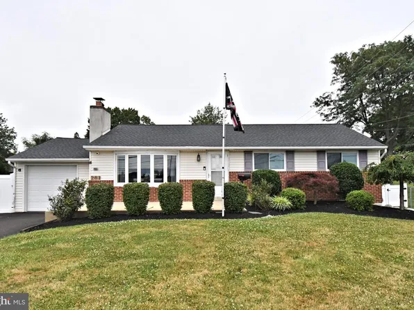 261 Valley Rd, Warminster, PA 18974