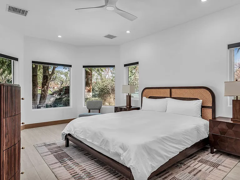 Tamarisk Rd — Photo 22