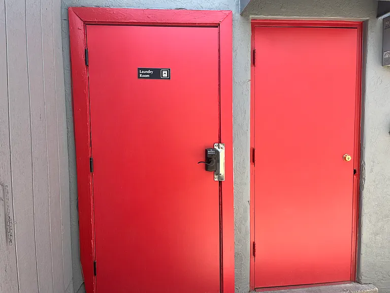 Totally Renovated Studios 2 Blocks To UNM — Photo 19