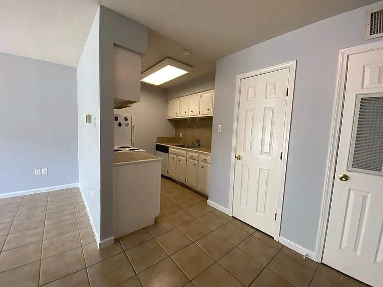454 W Parker Blvd #B9 — Photo 4