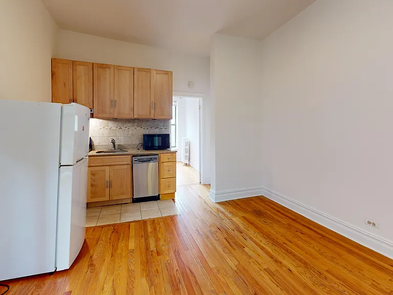 1443 York Ave #4W — Photo 3