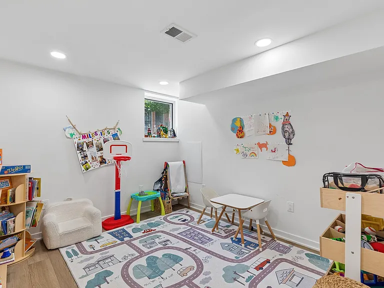 2231 Pemberton St — Photo 27