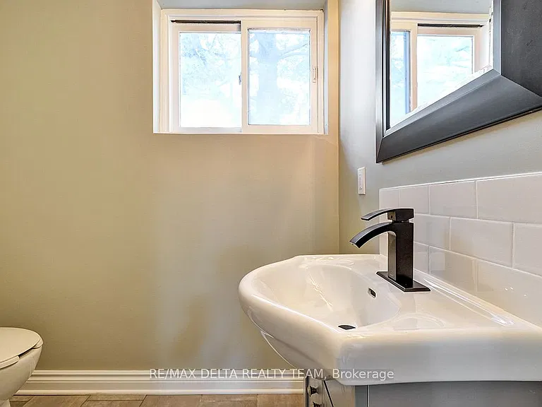 397 Phoenix Cres — Photo 23