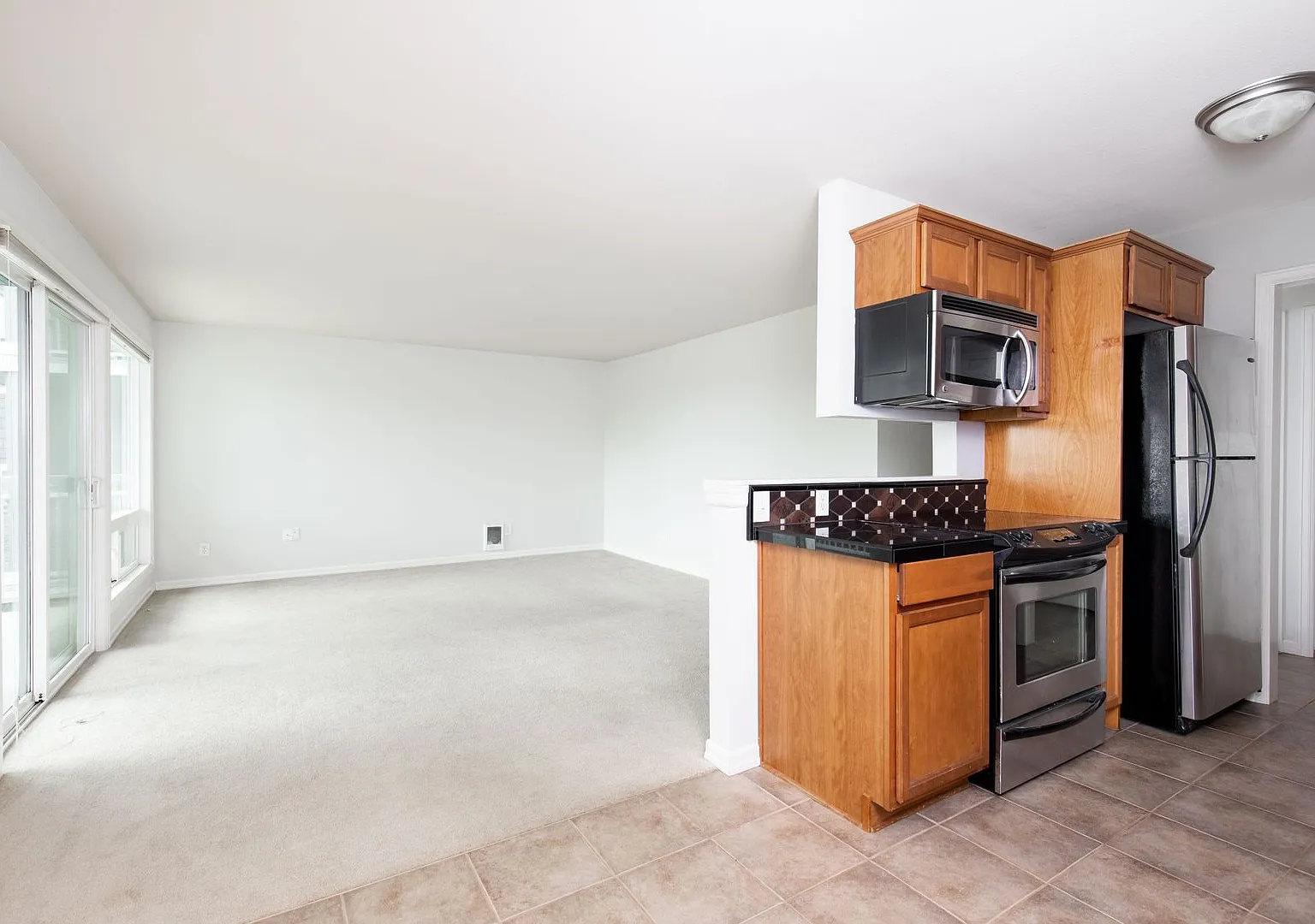 1 Bedroom Kirkland Condo with View — Photo 4
