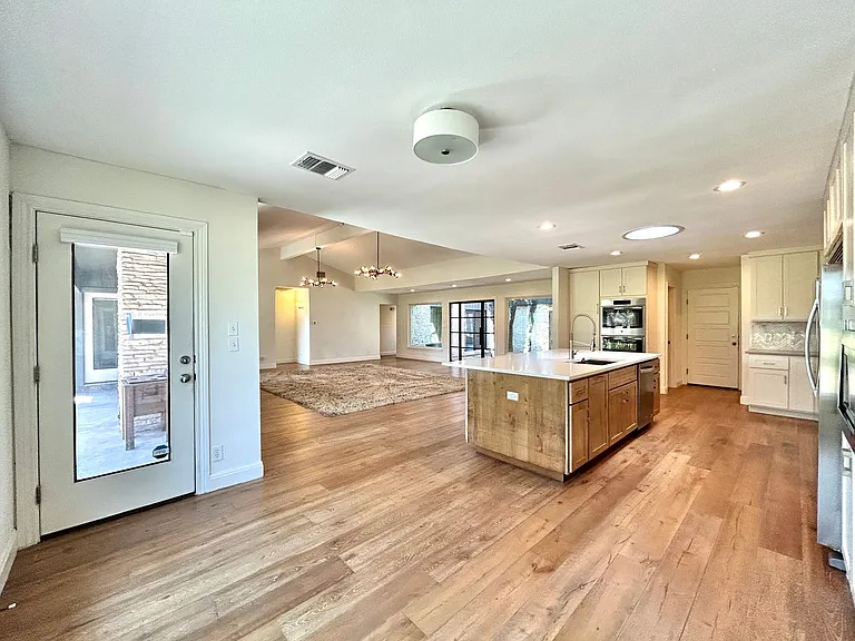 9108 Balcones Club Dr — Photo 11