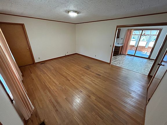 4th image of 530 W Park Ave