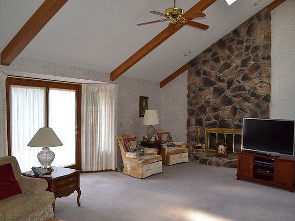 3rd image of 3931 Oakridge Dr NE