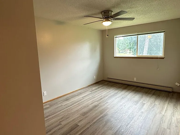401 S Holly St — Photo 12