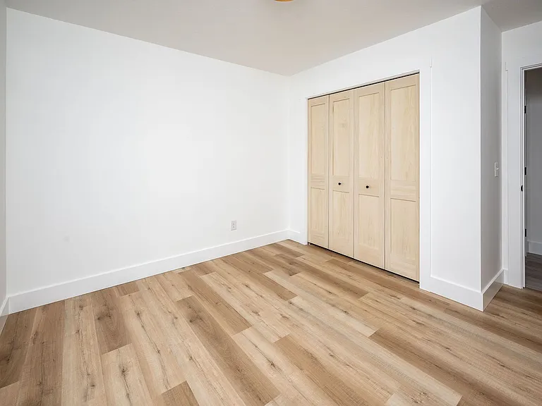 2046 Noble Dr — Photo 9