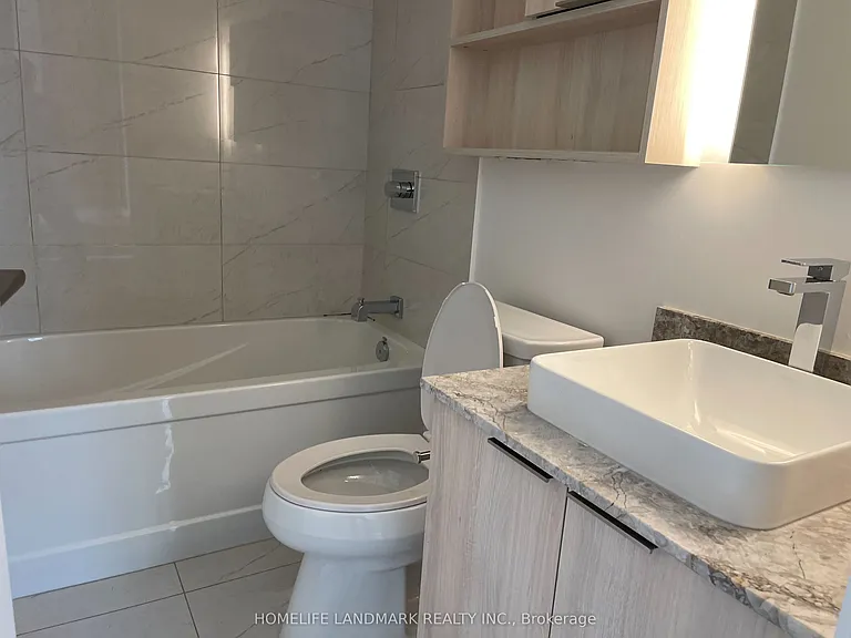 501 Yonge St #1402 — Photo 9