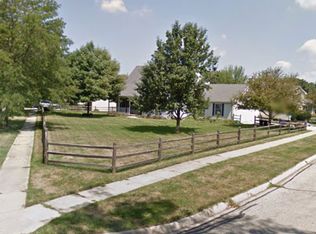135 Ridgewood Dr, Woodstock, IL 60098