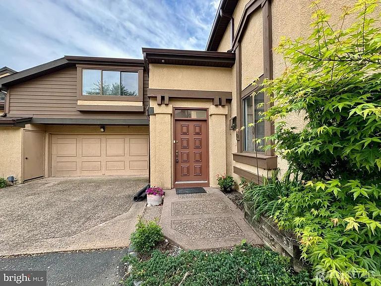 104 Sayre Dr — Photo 1