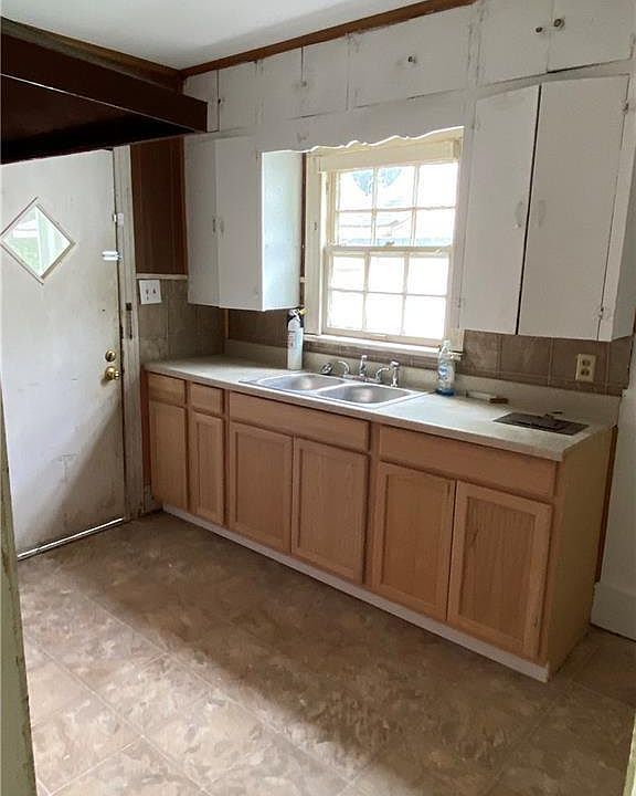 2nd image of 2019 Weinstock St