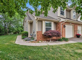 1018 Willowood Ct, Fenton, MI 48430