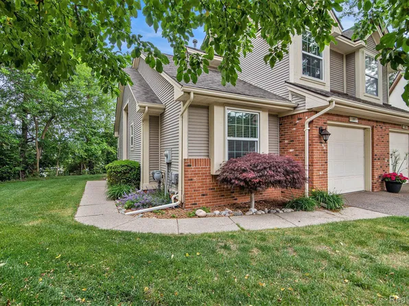 1018 Willowood Ct, Fenton, MI 48430