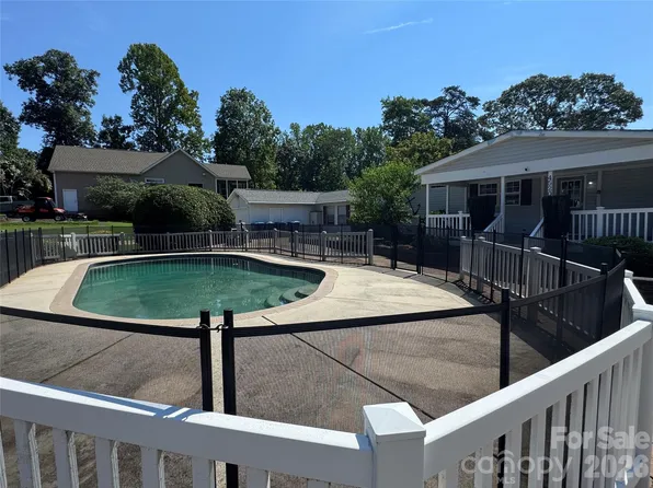 4520 Lake Dr, Sherrills Ford, NC 28673
