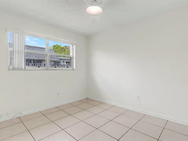 6821-6825 NW 11th Pl #6825 — Photo 32