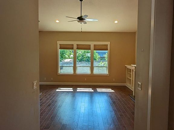 5th image of 201 NE Kalahari Ridge Ave