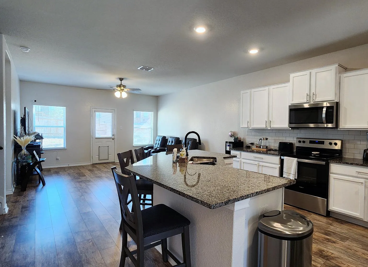 5 bed, 3.5 bath, 2678 sqft, $2,300 — Photo 4