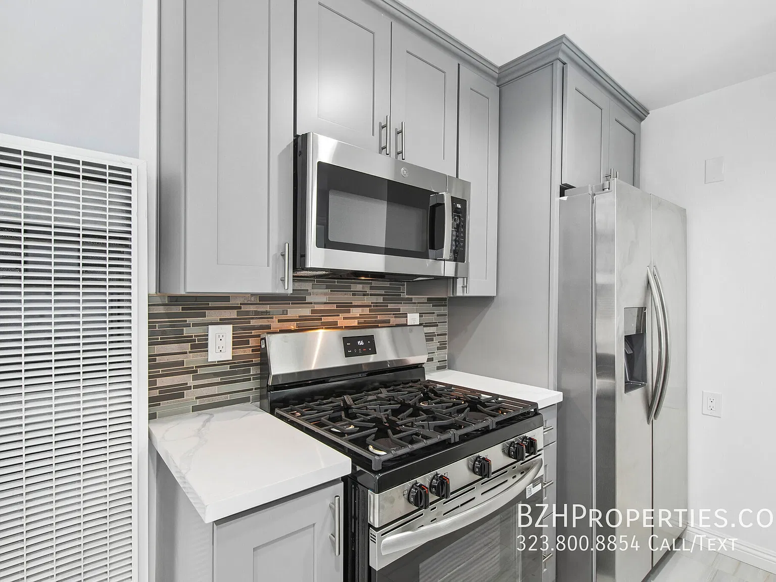Stylishly Renovated 2 Bed Apt Near DTLA with Parking — Photo 4