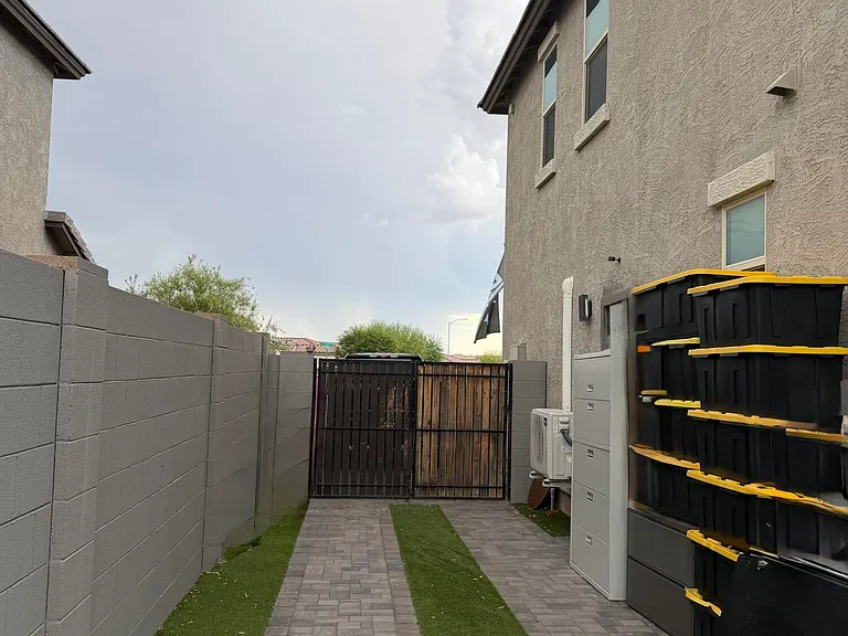 2924 N Taylor Ln — Photo 12