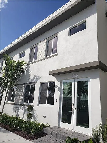3 bed, 2.5 bath, $4,600 — Photo 1