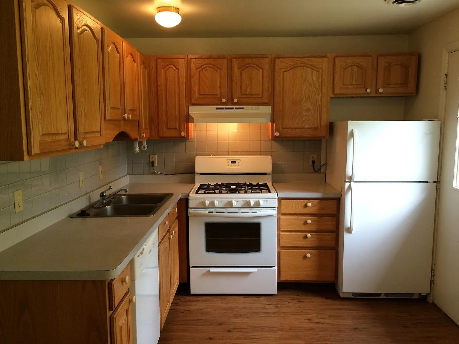 Sunny Apartment in a Nice Neighborhood — Photo 4
