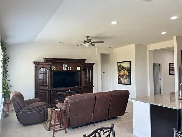 4 bed, 3.0 bath, 2334 sqft, $2,600 — Photo 4